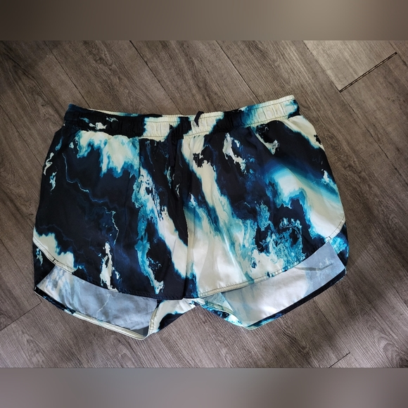 Womens Mid-Rise StretchTech Run Shorts - Picture 5 of 13